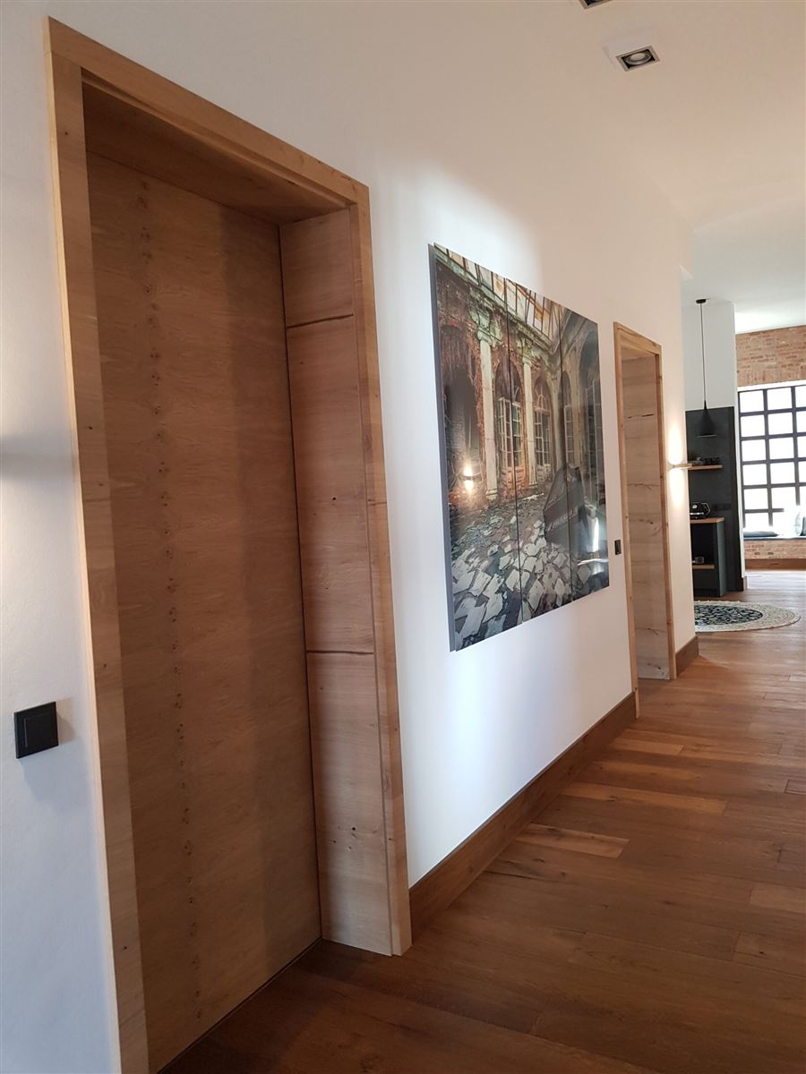 Flur mit Holztüren in einem realisierten Projekt